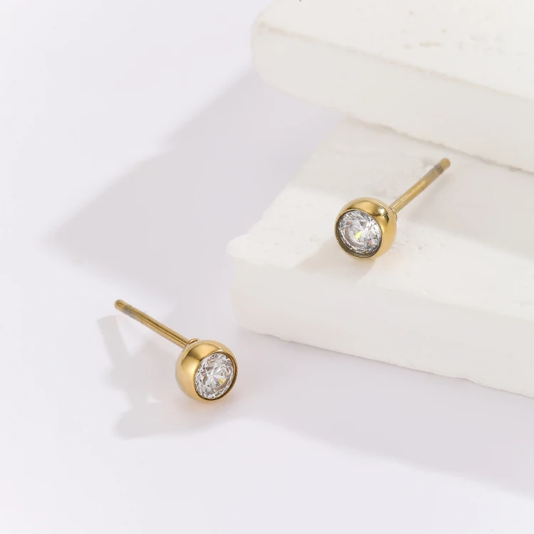 Kolczyki sztyfty złote – minimalistyczna cyrkonia w oprawie bezel | stal chirurgiczna 316L