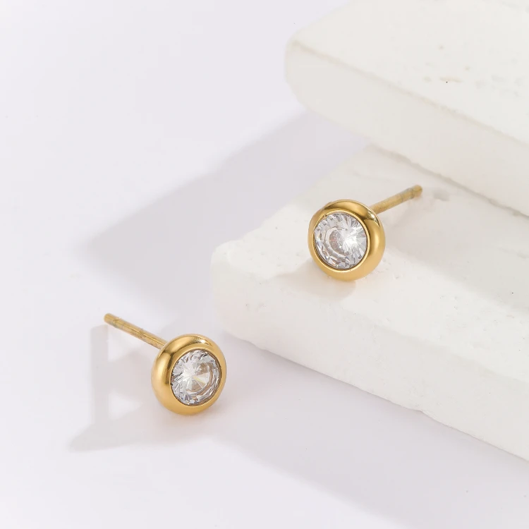 Kolczyki sztyfty złote – minimalistyczna cyrkonia w oprawie bezel | stal chirurgiczna 316L
